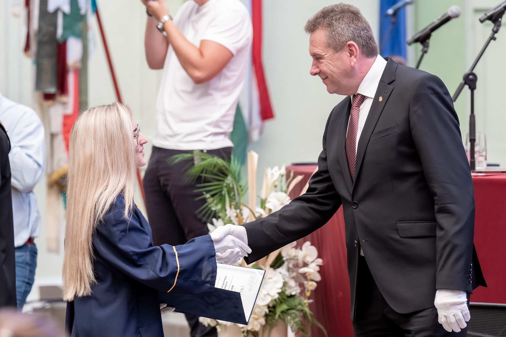 In keeping with Mosonmagyaróvár traditions, the municipality honoured the graduates as honorary citizens of the city.